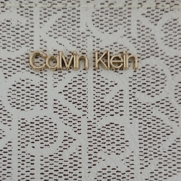 Calvin Klein Gray Geometric Wristlet with Gold Accents Nwot - Picture 2 of 5